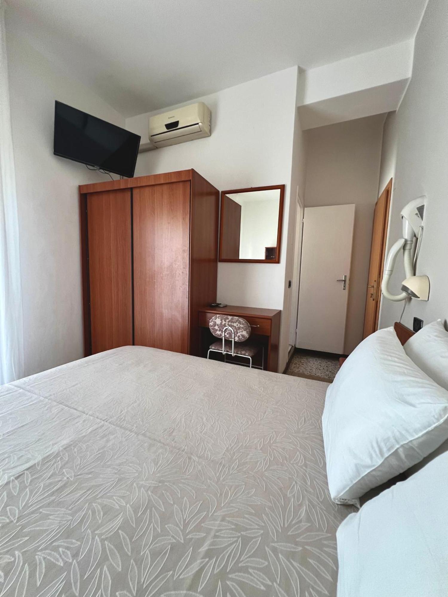 Hotel Ardea Rimini Buitenkant foto